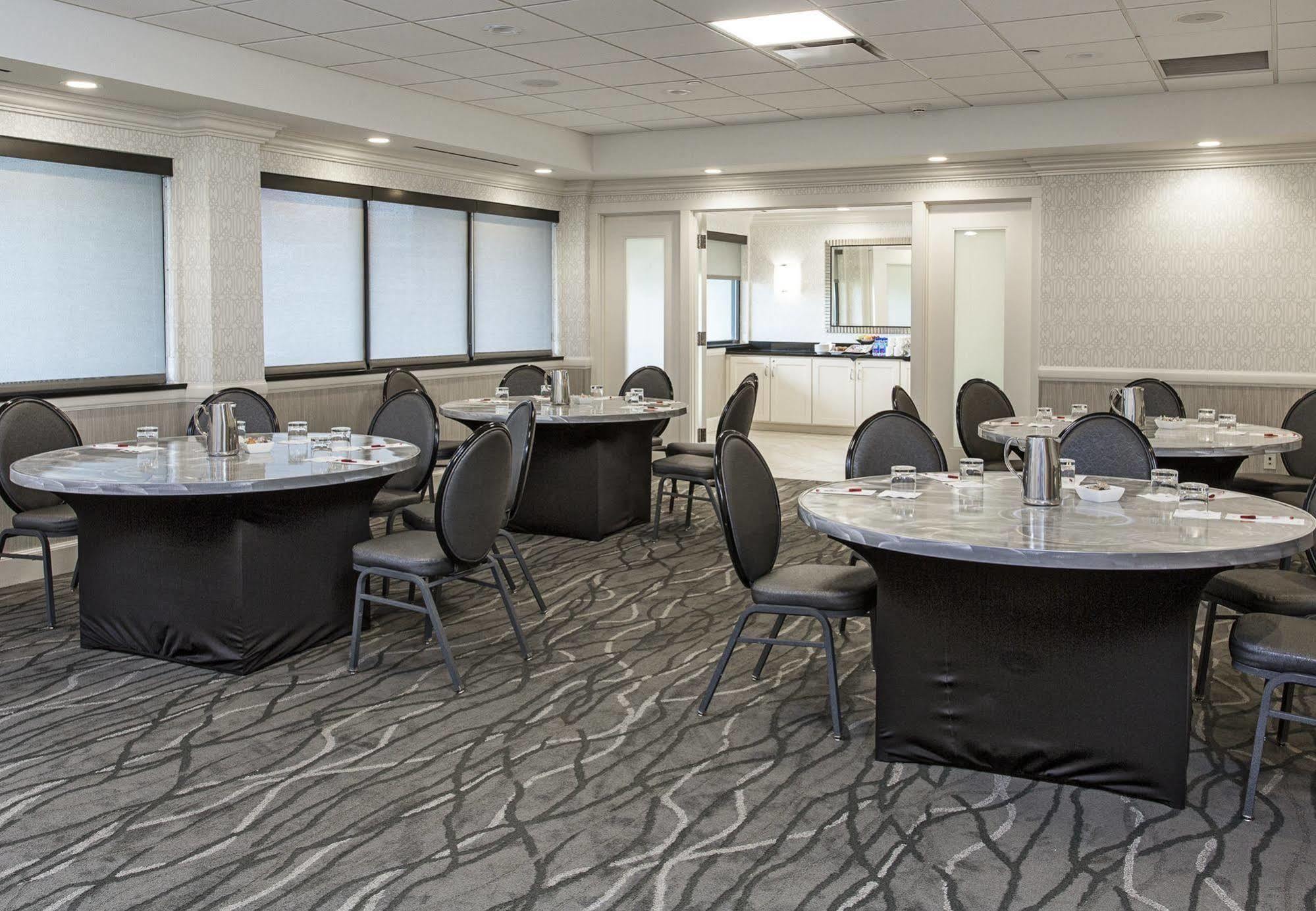 Rochester Airport Marriott Exterior foto